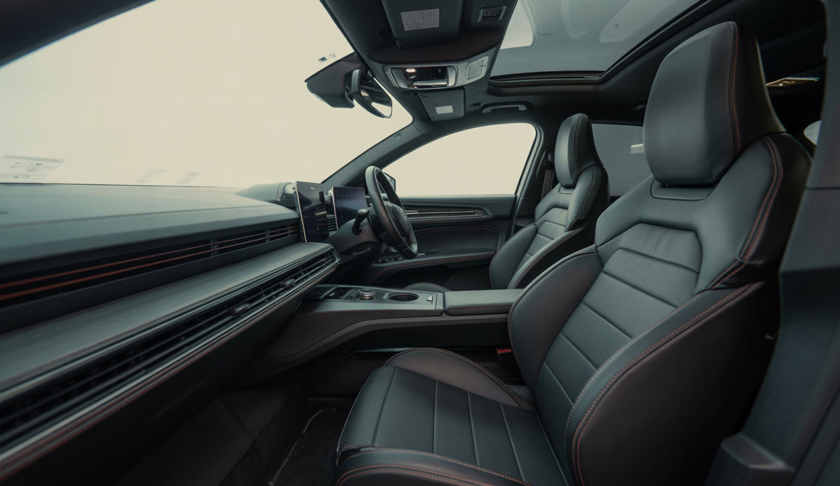 Habitacle de voiture avec covering intérieur esthétique et technique, films protecteurs appliqués sur les surfaces courbes, finition élégante et durable