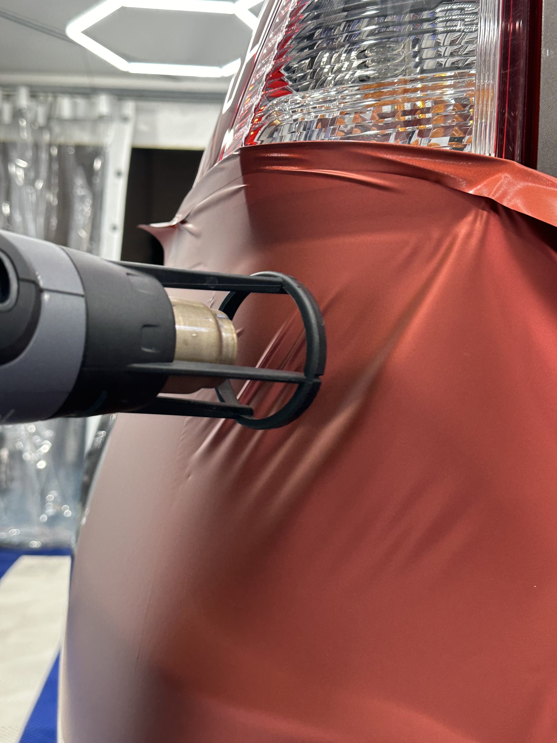 Chauffe d'un film covering rouge au décapeur thermique – le Covering Mat Clair