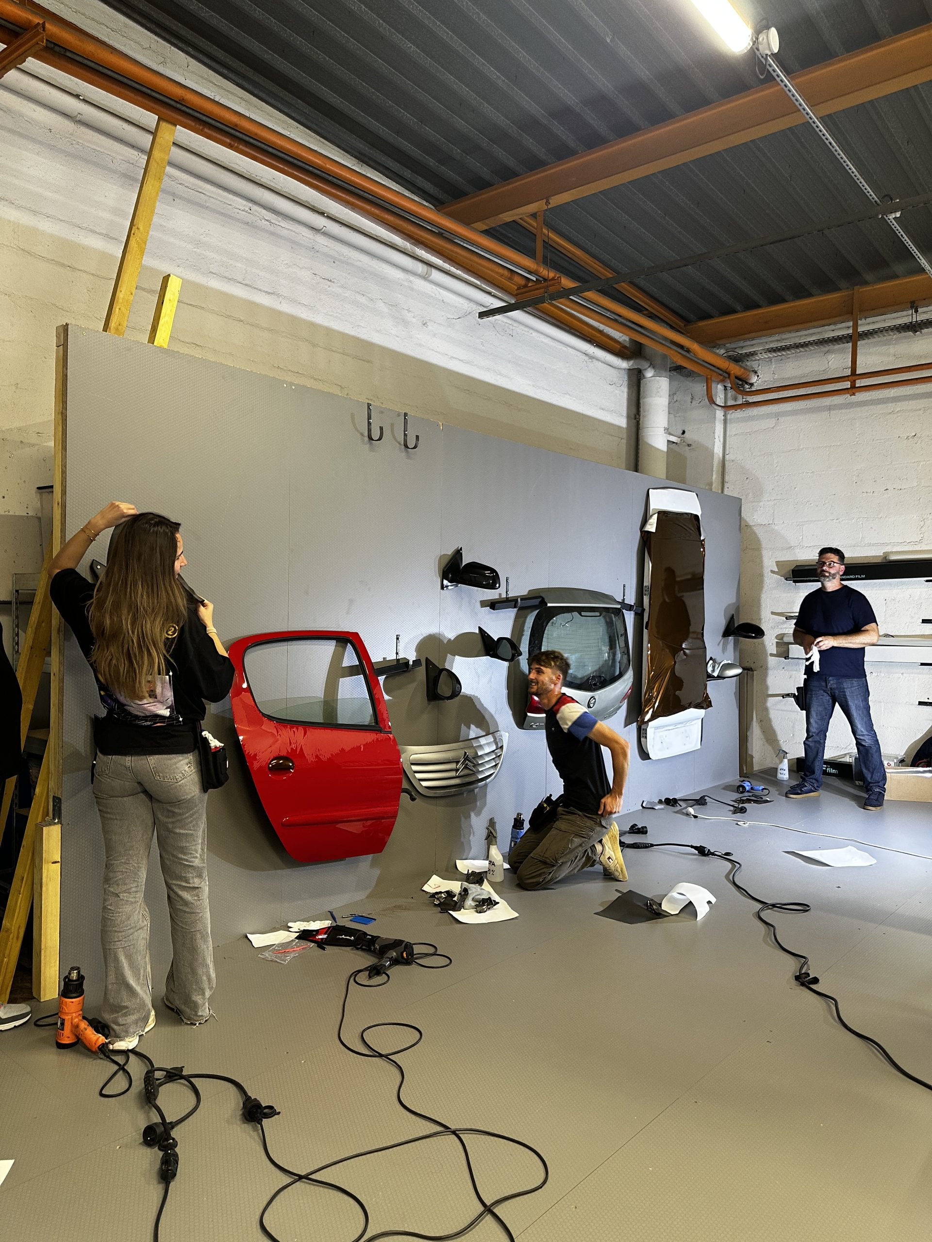 Vue de l'atelier de formation covering avec stagiaires au travail – formation film automobile 108h