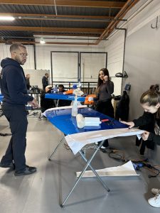 Atelier de formation covering avec stagiaires autour d'une table de travail – formation covering auto 4 jours
