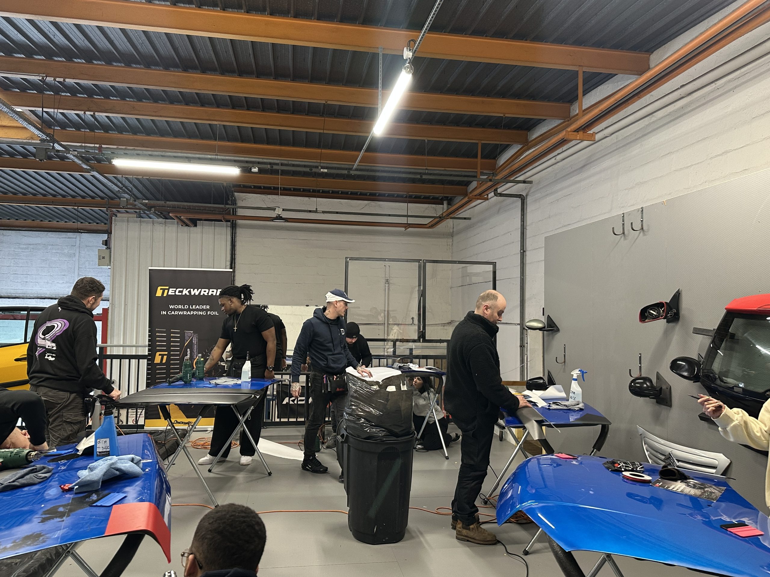 Atelier de formation covering à Trappes avec des stagiaires en pratique – combien Gagnent Les Installateurs de covering De Voiture
