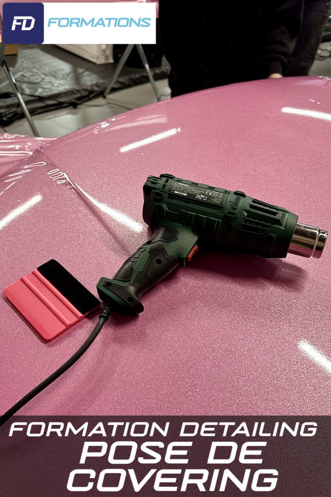Décapeur et raclette sur un film covering rose – formation covering auto 4 jours