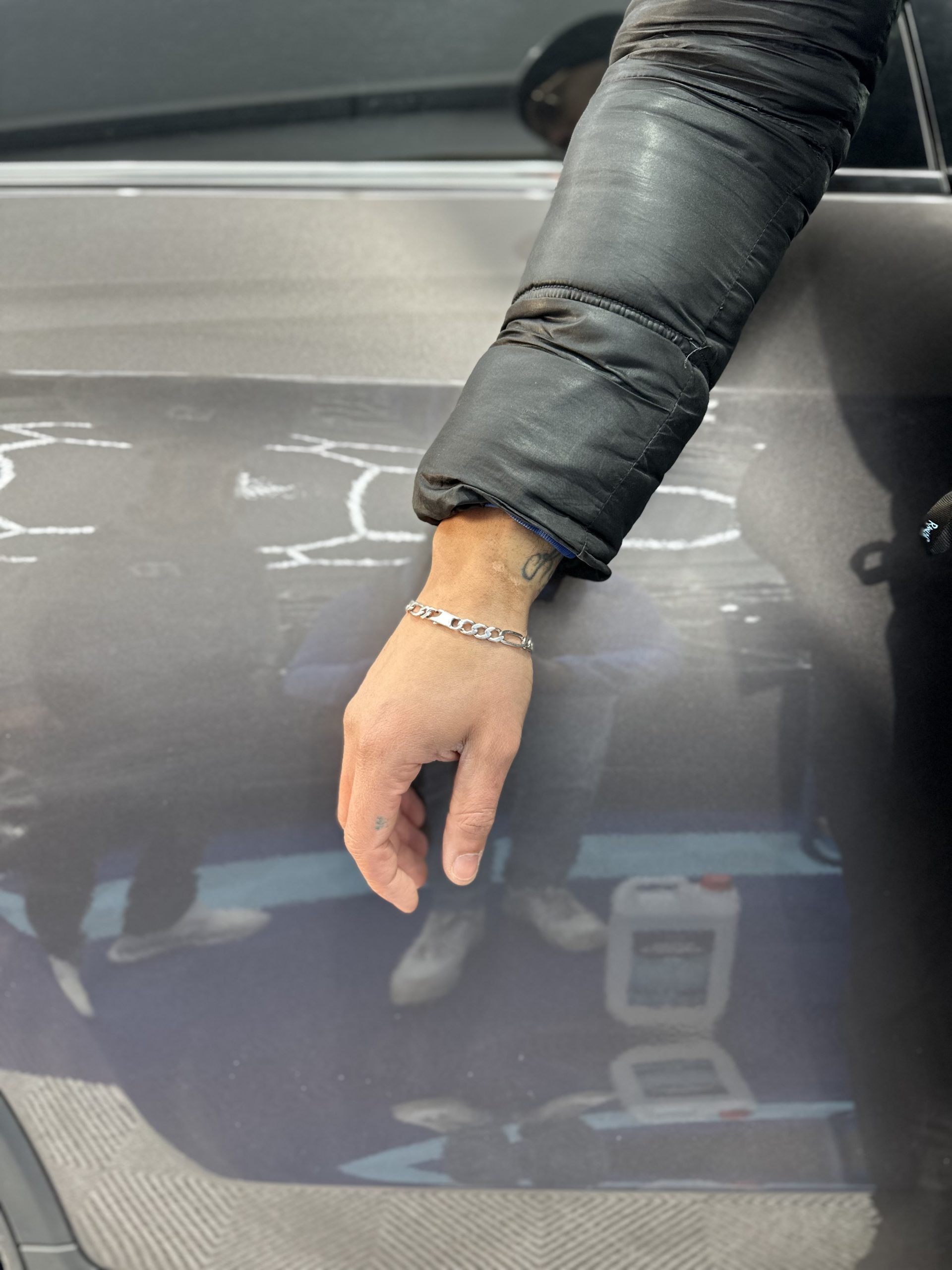 Pose d'un film covering gris sur une portière – covering automobile en France