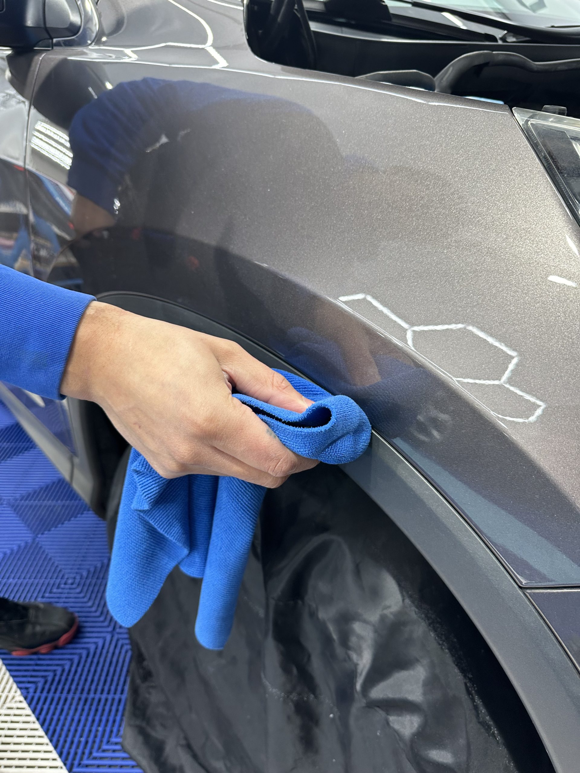 Essuyage d'une aile à la microfibre pour préparer la surface – comment entretenir son covering auto pour le garder en bon
