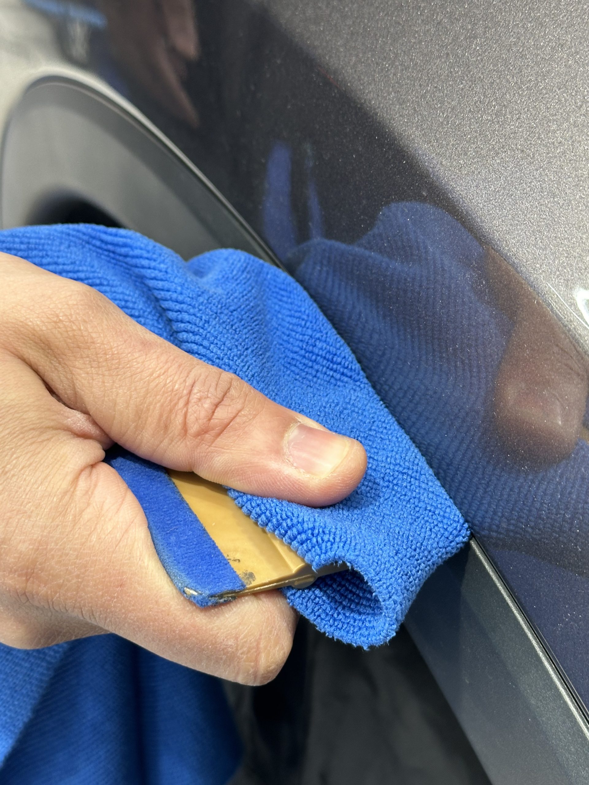 Nettoyage minutieux des bords de carrosserie avant la pose du film – comment entretenir son covering auto