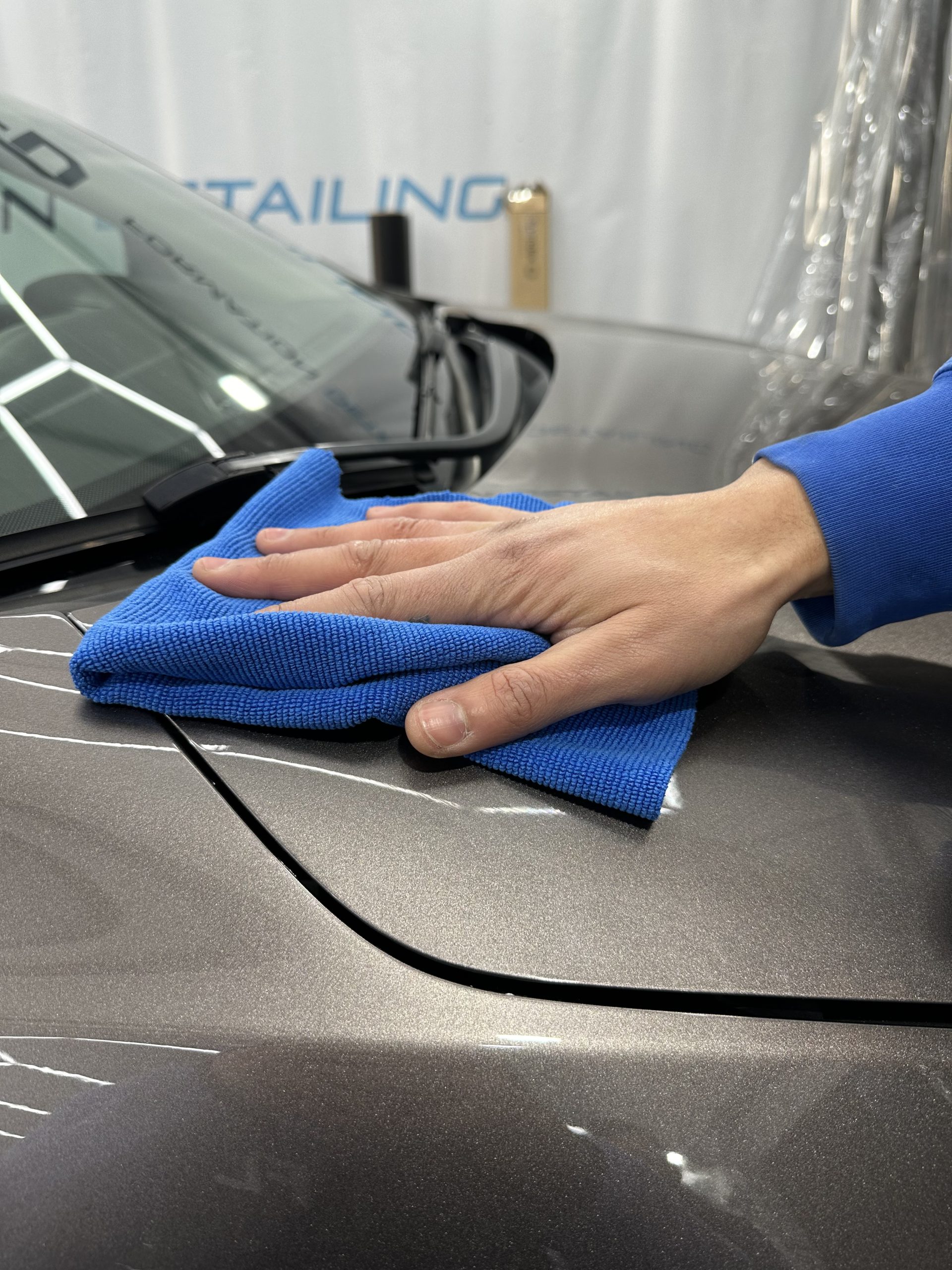 Nettoyage d'une carrosserie à la microfibre avant la pose du covering – pourquoi la préparation de surface est essentielle