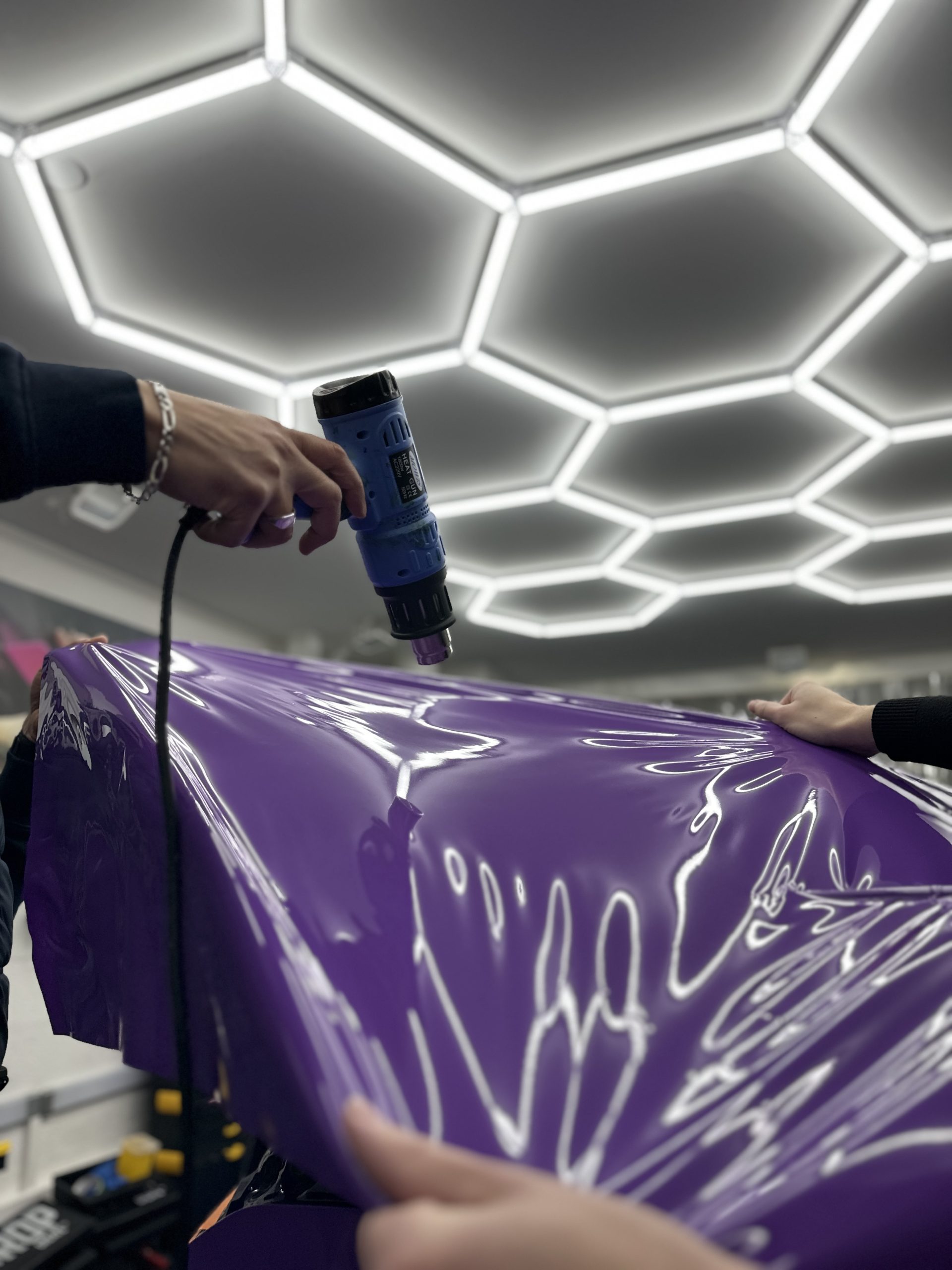 Mise en place d'un film covering violet sur une carrosserie – quel covering choisir